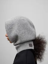 Balaclava gris melange de punto, con cuello amplio y etiqueta exterior logotipada.