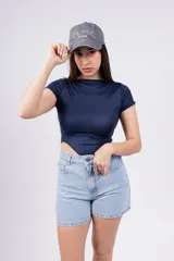 Body blanco de mangas cortas y cuello redondo.