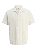 Camisa de manga corta color blanco con rayas verticales, cuello resort y cierre de botones.