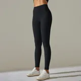 Calza legging negra de tiro alto y textura acanalada.