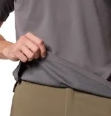 Remera deportiva gris de manga corta, con logo de Columbia en el pecho. Con tecnología Omni-Freeze ZERO™ de enfriamiento superior activado por transpiración y Omni-WICK™ para mayor comodidad.