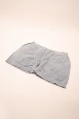 Boxer liso sin costuras, confeccionado en microfibra con ajuste cómodo.