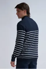 Sweater de punto azul marino con rayas horizontales blancas, cuello alto con cierre de medio cierre y mangas largas.