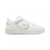 Zapatillas blancas de cuero con detalles en color crema y una estrella en el lateral.