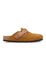 Zueco Boston de Birkenstock, color marrón, con capellada de gamuza y tira trenzada de cuero con hebilla ajustable.
