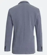 Blazer masculino color gris claro, de tejido liso con textura casual, con solapas, bolsillos amplios de parche en la parte delantera y un bolsillo superior. Cierre frontal de un solo botón.