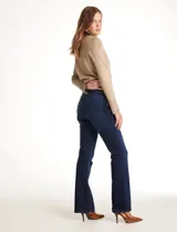 Jean bootcut azul oscuro de tiro alto, con cierre de botones frontales, pierna recta y terminación bootcut. Incluye bolsillos delanteros y traseros.
