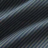 Camisa de manga corta a rayas verticales color azul con cuello clásico, cierre frontal con botones y dos bolsillos de parche en el pecho. Corte recto.