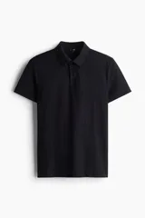 Remera polo negra de manga corta en piqué liviano de mezcla de algodón con cuello y tapeta de botones. Corte ajustado que realza el contorno del cuerpo creando una silueta entallada. Confeccionada con tejido funcional COOLMAX®, una fibra exclusiva de poliéster de secado rápido que elimina la humedad y regula la temperatura corporal proporcionando un ajuste cómodo y suave.