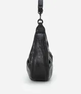 Bolso tipo baguette pequeño color negro con textura croco, correa de mano fina desmontable y cierre de cremallera.