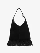 Bolso tipo cubo negro de cuero gamuzado con flecos largos en la parte inferior y asa de hombro ajustable.