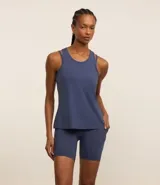 Musculosa deportiva roja de microfibra con perforaciones y espalda estilo nadador.