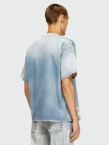 Remera de mangas cortas con cuello redondo, confeccionada en tejido de algodón color celeste con efecto lavado. Presenta un corte holgado y un bolsillo en el pecho. Marca Diesel.