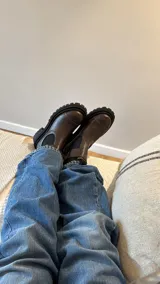 Botas de cuero color marrón oscuro, estilo Chelsea, con elástico lateral negro y suela track negra. Incluye correa de cuero desmontable con hebilla.