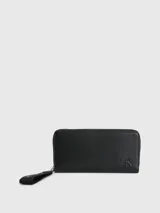 Billetera Calvin Klein negra con cierre de cremallera, correa de muñeca con logo, ocho ranuras para tarjetas, dos billeteros y un bolsillo monedero con cremallera.