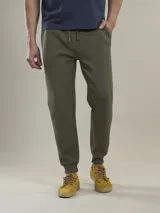 Pantalón jogger verde militar con cintura elástica ajustable con cordón y puños elásticos.