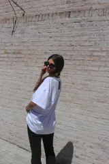 Remera negra de manga corta y cuello redondo, con calce holgado.