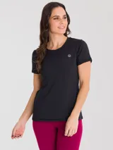 Remera deportiva negra de manga corta con logo blanco en el pecho.