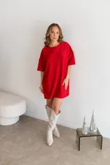 Vestido corto tipo remerón color rojo, confeccionado en lurex con lycra y mangas cortas.