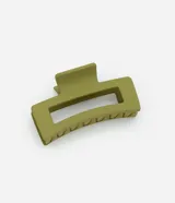 Pinza para el pelo rectangular de plástico color verde oliva con textura gomosa.