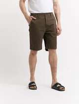 Bermuda marrón de corte recto, con bolsillos laterales y traseros.