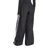 Pantalón Adidas de tela color negro con tres rayas blancas verticales a los costados y logo de la marca en la parte superior.
