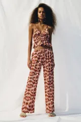 Pantalón recto de viscosa con estampado abstracto en tonos marrones, rosas y beige. Tiene tiro bajo, cintura elástica con cordón ajustable, bolsillos al bies y corte holgado.