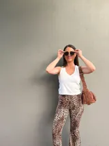 Cartera bandolera de cuero color marrón, con correa ajustable y bolsillo externo con cierre.