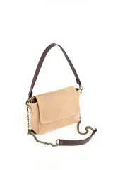Bandolera beige de cuero con forro de tela, correa corta de cuero desmontable y correa larga de cadena desmontable.