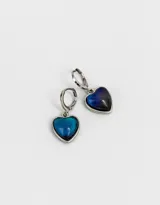 Aros tipo argolla dorados con dije de corazón de piedra azul.