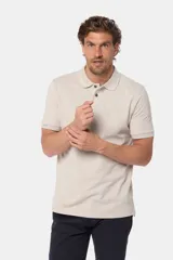 Remera polo azul de piqué liso, con cuello de rib y botones personalizados.