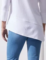 Blusa verde manzana en tejido acanalado, marca Ruby Rd, con mangas 3/4 con abertura y botones, y ruedo asimétrico.