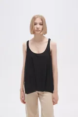 Musculosa negra de bretel ancho y corte holgado.
