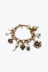 Pulsera dorada con eslabones metálicos y colgantes de diferentes charms plateados y dorados.