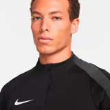 Camiseta de entrenamiento Nike Dri-Fit Strike Dril Top negra de manga larga con cuello alto con cremallera corta y logo de la marca en el pecho.