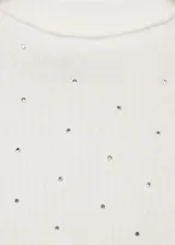 Jersey de punto en canalé color blanco con detalle de strass, cuello perkins y diseño entallado.
