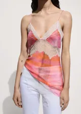 Top con estampado de cuadros en tonos rosa y naranja, con terminaciones de encaje blanco, tirantes finos y escote de pico.