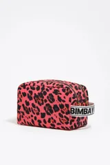 Neceser de gran tamaño con exterior de nylon estampado animal print (leopardo) en tonos rosa fuerte y negro. Presenta estructura soft, cierre con cremallera, logo metálico BIMBA Y LOLA y bolsillo interior. Incluye una etiqueta de tejido con el nombre de la marca y una correa lateral de tela blanca con texto negro.