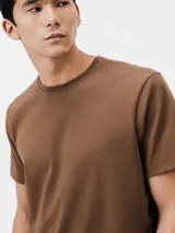 Camiseta marrón de corte recto y mangas cortas.