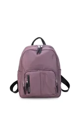 Mochila negra de nylon con cierre principal y dos bolsillos frontales con cierre.