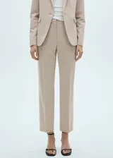 Pantalón de vestir color beige, de corte recto y tiro alto.