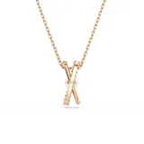 Colgante con cadena fina color oro rosa y dije con forma de nudo adornado con circonitas blancas. El dije está formado por dos bandas con baño en tono oro rosa, con un lado adornado con Swarovski Zirconia transparentes en un engaste de garra. Para conseguir el máximo resplandor, se ha colocado una única Swarovski Zirconia de talla ovalada en el centro.