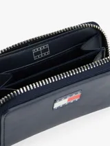 Billetera Tommy Jeans Essential con cierre de cremallera, color azul marino, con logo de la marca bordado en el frente.