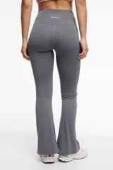 Calza negra de tiro alto con corte Oxford.