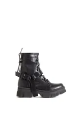 Borcegos negros de ecocuero con cordones y hebilla lateral.
