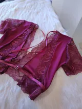 Conjunto de lencería color bordó, compuesto por un top de lycra y encaje con espalda de microtul y una bombacha hipster tiro alto de lycra y encaje con forro de algodón.