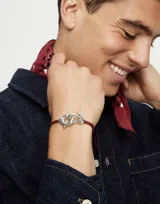 Pulsera de cuero trenzado color rojo con cierre de mosquetón entrelazado bañado en plata.