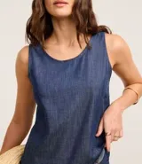 Musculosa sin mangas de jean azul, con cuello redondo y corte regular.