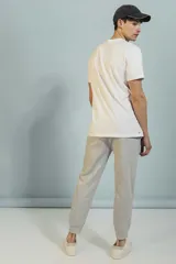 Pantalón de jogging negro con puños ajustados y cintura elástica.