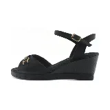 Sandalias Piccadilly color marrón con plataforma de yute, tira ancha sobre los dedos con detalle de hebilla dorada y pulsera al tobillo con hebilla ajustable.